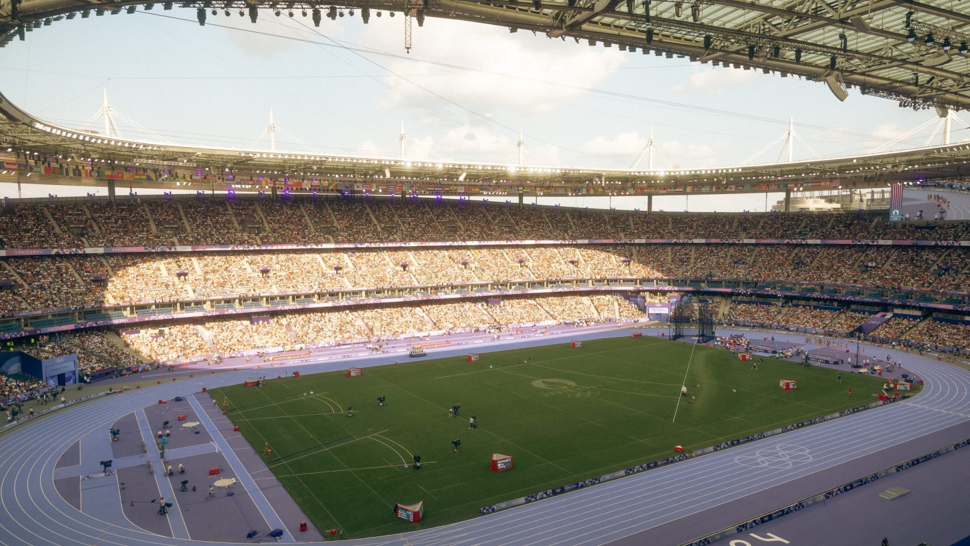 Vue du stade pendant un tournage vidéo professionnel d'un événement sportif à grande échelle.